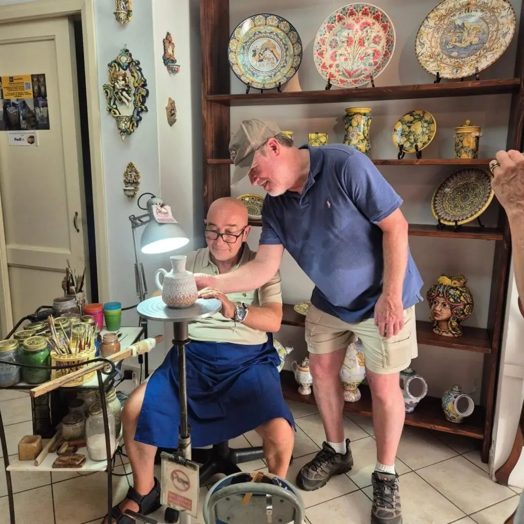 Le mani nella ceramica · Caltagirone o Taormina