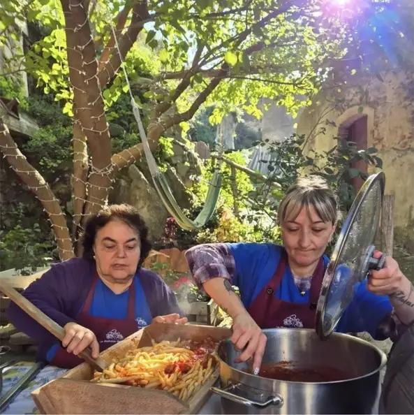 Preparazione di pasta siciliana in una cucina locale