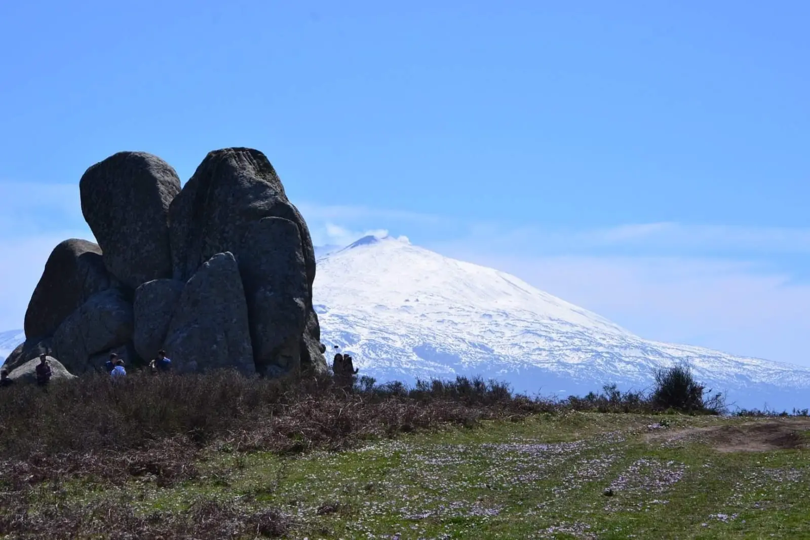 Rocce dell’Argimusco con l’Etna sullo sfondo